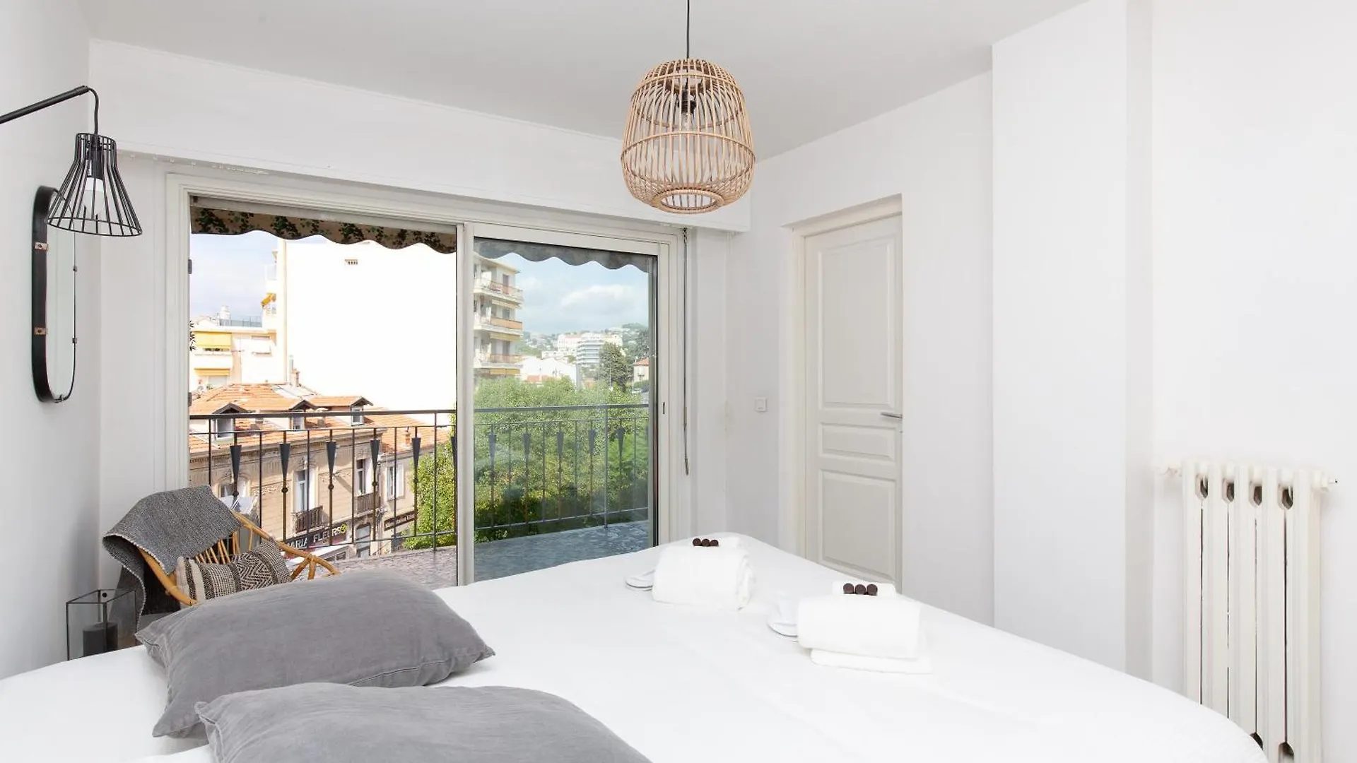 Hekla Yourhosthelper Cannes