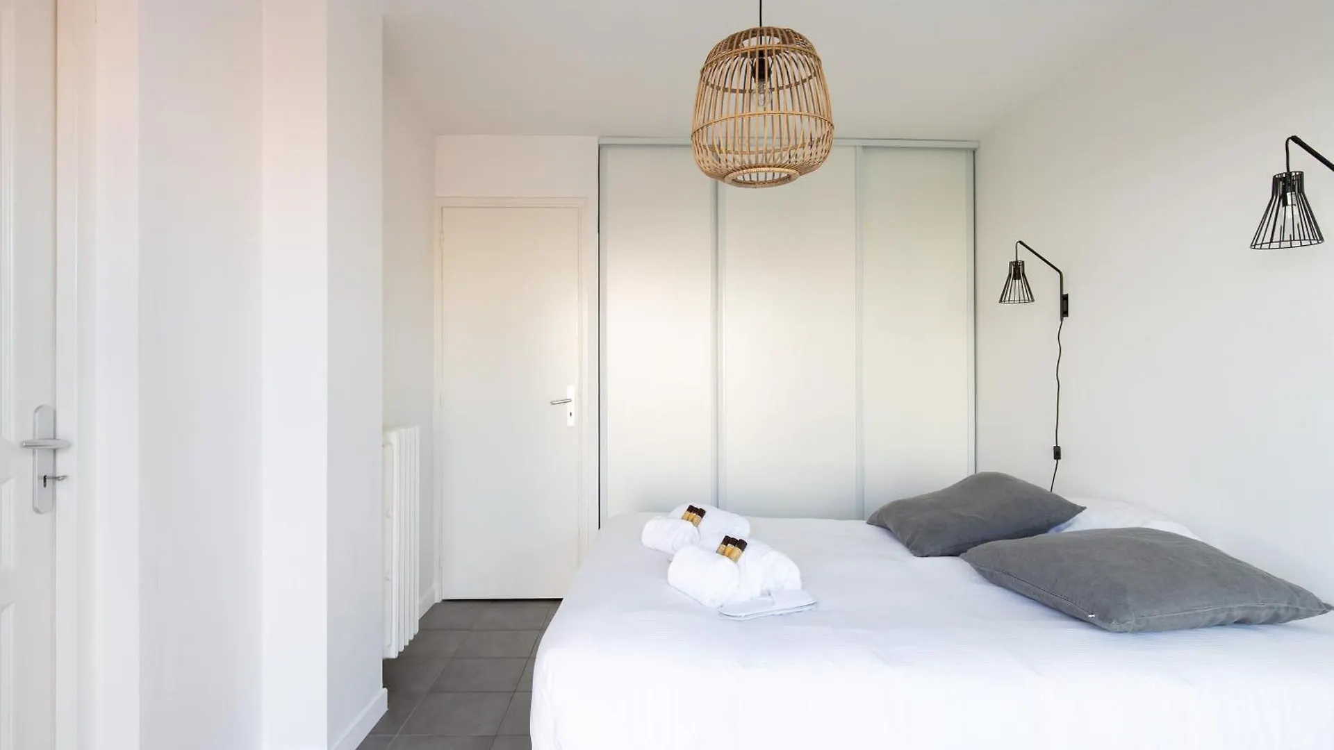 Hekla Yourhosthelper Cannes Francia